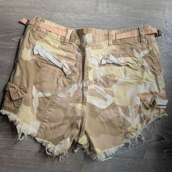 We The Free Beige Camouflage Cargo Shorts - Picture 5 of 5